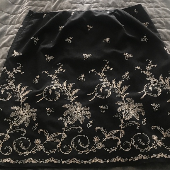 Ann Taylor Black with ecru embroidery skirt - Picture 3 of 5